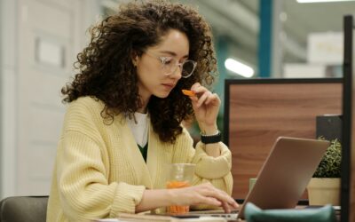 Here Are the Americans Who Are Snacking at Work and What It Says About Them